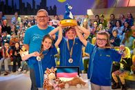 1, 2 oder 3 – Das blaue Rateteam aus Ravensburg/Deutschland ist begeistert: Sie dürfen den begehrten Piet-Flosse-Pokal in die Höhe strecken.