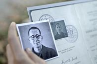 Bertolt Brecht - Flüchtlingsgespräche – Während die deutsche Wehrmacht immer näher rückt, wartet Brecht in Finnland ein Jahr lang auf sein US-amerikanisches Visum – wissend, dass sein Überleben von diesem einen Stück Papier abhängt.