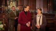 SOKO Wismar – Dem Scharfsinn der Kommissare Joost (Nike Fuhrmann, 2.v.l.) und Pöhlmann (Dominic Boeer, l.) entgeht nichts. Die Apothekerin Wiebke Sitten (Annekathrin Bach, r.) hat eine heimliche Beziehung mit dem Toten geführt. Und das, obwohl er und ihr Mann Jan Sitten (Matthias Freihof) seit Jahren befreundet sind. Hat der gehörnte Ehemann sich nun für diesen Betrug gerächt?