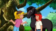 Bibi und Tina – Bibi (l.) und Tina (r.) finden ein herrenloses Pferd.