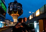 Tatort – Die Kommissare Rubin (Meret Becker) und Karow (Mark Waschke) entdecken einen toten Briefkasten.