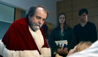 Der Besuch – Als Weihnachtsmann spendet Klaus (Matthias Brenner, links) der kleinen Clara (Helene Pieske, liegend) Trost, während sie mit ihren Eltern (Julia Jäger, Peter Schneider) die letzten Stunden im Krankenhaus verbringt.