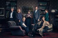 Sherlock – Von links nach rechts: DI Lestrade (Rupert Gravs), Mary Watson (Amanda Abbingten), Dr. John Watson (Martin Freeman), Mrs. Hudson (Una Stubbs), Mycroft Holmes (Mark Gatiss), Sherlock Holmes (Benedict Cumberbatch) und Molly Hooper (Louise Brealey).
