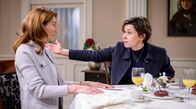 Sturm der Liebe – Eleni (Dorothée Neff, r.) stellt Alexandra (Daniela Kiefer, l.) zur Rede und wird in ihre Schranken gewiesen.