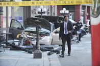 Castle – Matt Hendricks (Jocko Sims) nimmt den Unfallort genau unter die Lupe ...