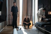 Die Chefin – Vera Lanz (Katharina Böhm) und Maximilian Murnau (Christoph Schechinger, l.) suchen den Tatort gemeinsam mit der Spurensicherung ab – was ist hier passiert?