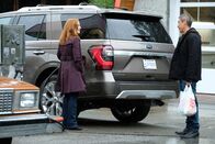Akte X - Die unheimlichen Fälle des FBI – Scully (Gillian Anderson, l.) sieht an einem Tatort einen mysteriösen Mann (Francois Chau, r.). Hat er etwas mit dem Fall zu tun oder hat er es tatsächlich auf Scully abgesehen?