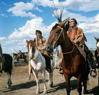 Little Big Man – Jack Crabb (Dustin Hoffman, li.) wurde als Kind von Indianern gefangen genommen und aufgezogen. Häuptling Old Lodge Skins (Chief Dan George, re.) nennt ihn liebevoll "Little Big Man".; Zur ARTE-Sendung Little Big Man 1. Jack Crabb (Dustin Hoffman, li.) wurde als Kind von Indianern gefangen genommen und aufgezogen. Häuptling Old Lodge Skins (Chief Dan George, re.) nennt ihn liebevoll „Little Big Man“.