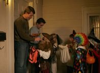 Malcolm mittendrin – Während Reese und Dewey unterwegs sind, erleben auch Malcolm (Frankie Muniz, 2.v.l.) und Hal (Bryan Cranston, l.) zuhause ein sinngemäßes Halloween ...
