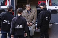 Navy CIS – Ducky (David McCallum, 2.v.r.) Nachdem Ducky von einem Mann angegriffen wurde, der behauptet, Informationen über seinen vor Jahrzehnten verstorbenen Halbbruder zu haben.