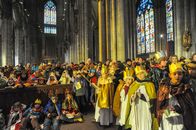 kreuz und quer – Aussendung der kleinen Könige: In jedem Jahr treffen sich Hunderte von Kleinen Königen im Kölner Dom.