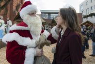 Ein Lächeln nachts um vier – Eine Begegnung mit Folgen: Auf dem Weihnachtsmarkt trifft Jule (Natalia Belitski, r.) auf "Weihnachtsmann" Max (August Wittgenstein).