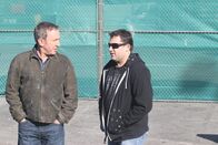 Last Man Standing – Im Rahmen einer Promotion-Aktion für Outdoor Man, trifft Mike (Tim Allen, l.) den Nascar-Rennfahrer Tony Stewart (r.). Die beiden Adrenalin-Junkies verstehen sich gut, bis der Rennwagen von Tony vor dem Laden geklaut wird ...