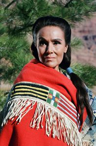 Cheyenne – Spanische Frau (Dolores del Rio) hat ihren Sohn Red Shirt (Sal Mineo) verloren. Er konnte sich nicht unterwerfen und den Frieden akzeptieren.