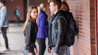 Der Lehrer – Saschas (Lennart Betzgen) Freundin Dunja (Cosima Henman) ist außer sich.
