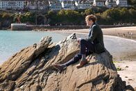 Beyond Paradise – Die Trennung von seiner Verlobten Martha macht Humphrey (Kris Marshall) schwer zu schaffen.