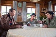 Der Bergdoktor – Endlich können Hans (Heiko Ruprecht, l.) und Lisbeth Gruber (Monika Baumgartner, r.) mit Arthur Diselmeier (Martin Feifel, M.) die Pachtverträge unterzeichnen. Einen Haken hat ihr alter Widersacher aber eingebaut.