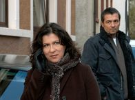 Tatort – SWR Fernsehen TATORT, "Seenot" Uhr. Im Fall des ermordeten Schweizer Werftbesitzers arbeitet Klara Blum (Eva Mattes) mit Reto Flückiger (Stefan Gubser) von der Seepolizei zusammen. Wobei sie nicht ganz sicher ist, ob er wirklich objektiv mitarbeitet...