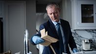 Detective Grace – Im Mordfall einer getöteten wohlhabenden Ehefrau aus Brighton sucht DS Roy Grace (John Simm) nach Spuren.