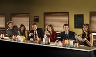 Bones - Die Knochenjägerin – (v.l.n.r.) Dr. Hodgins (T.J. Thyne); Saroyan (Tamara Taylor); Booth (David Boreanaz); Dr. Brennan (Emily Deschanel); Lance (John Francis Daley); Dr. Montenegro (Michaela Conlin)