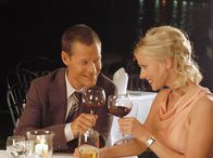 La dolce Rita – ARD LA DOLCE RITA, Deutschland 2005, Regie Axel de Roche Uhr im Ersten. Paul (Steffen Wink) flirtet mit Jenny (Dana Golombek), der besten Freundin seiner Verlobten.