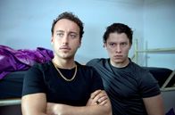 Großstadtrevier – Die Einbrecher Ivo (Kai Müller, l.) und Branco (Malik Adan, r.) sind sicher, dass die Polizei ihnen nichts nachweisen kann.