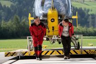 Die Bergretter – Wenn es um den Rettungshubschrauber geht, sind Michael (Robert Lohr, l.) und Rudi (Michael Pascher, r.) ein eingespieltes Team.
