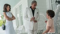 Die Kennedys - After Camelot – V.l.n.r.: Jackie Kennedy (Katie Holmes), Aristotle Onassis (Alexander Siddig) und Rose Kennedy (Diana Hardcastle)