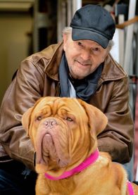 Eins ist nicht von dir – Der pensionierte Flugkapitän Uli (Michael Gwisdek) macht sich mit Familienhund Walter nach dem Tod seiner Frau Heide auf den Weg zu seinen drei Kindern: Er will herausfinden, welches seiner Kinder nicht von ihm ist. Denn Heide hat ihm auf dem Totenbett anvertraut: „Eins ist nicht von Dir“