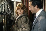 Die schnelle Gerdi – Für solchen Luxus, den Schwiegersohn Günther (Robert Giggenbach, li.) ihr im elterlichen Pelzgeschäft umhängt, wird es bei Gerdi (Senta Berger) nie reichen - zumal Rabatt für Günther im eigenen Geschäft ein Fremdwort ist.