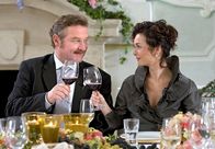 Der Winzerkönig – Ferry Öllinger (Jakob Ressler), Katharina Stemberger (Andrea Plattner).