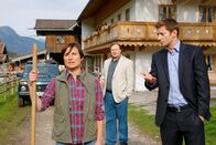 Die Rosenheim-Cops – Die Cops Tobias Hartl (Michael A. Grimm, M.) und Sven Hansen (Igor Jeftic, r.) befragen Bäuerin Melanie Gruber (Julia Urban, l.). Hat sie etwas mit dem Mord zu tun?