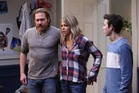 The Mick – Nachdem Chip und sein Kumpel ziemlichen Mist gebaut haben, soll Jimmy (Scott MacArthur, l.) das ganze ausbaden. Schließlich möchte Mickey (Kaitlin Olson, M.) keinen Stress mit Dylans (Griffin Gluck, r.) überfürsorglicher Mutter.