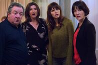 Es ist kompliziert..! – Nancy (Lake Bell, 2.v.r.) im Kreise ihrer Familie: Vater Bert (Ken Stott, l.), Mutter Fran (Harriet Walter, r.) und Schwester Elaine (Sharon Horgan, M.) wundern sich über den späten Besuch bei einer Familienfeier.