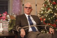 Community – Der hinterlistige Professor Cornwallis (Malcolm McDowell) hat sichtlich Spaß daran die Mitglieder der Lerngruppe gegeneinander auszuspielen. Doch wie weit werden die Freunde für eine gute Note tatsächlich gehen?; Der hinterlistige Professor Cornwallis (Malcolm McDowell) hat sichtlich Spaß daran die Mitglieder der Lerngruppe gegeneinander auszuspielen. Doch wie weit werden die Freunde für eine gute Note tatsächlich gehen?