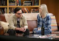 The Big Bang Theory – Nachdem Leonard (Johnny Galecki, l.) ein peinliches Interview gegeben hat, ist die ganze Physikgemeinde sauer auf ihn. Kann Penny (Kaley Cuoco, r.) ihm einen Ratschlag geben?; Nachdem Leonard (Johnny Galecki, l.) ein peinliches Interview gegeben hat, ist die ganze Physikgemeinde sauer auf ihn. Kann Penny (Kaley Cuoco, r.) ihm einen Ratschlag geben?