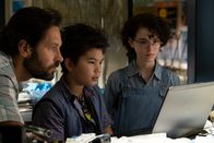 Ghostbusters: Legacy – Lehrer Gary (Paul Rudd, l.) unterstützt Phoebe (Grace Mckenna, r.) und Podcast (Logan Kim, M.) bei der Geisterjagd.