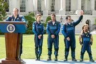 Pixels – L-R: Präsident Will Cooper (Kevin James), Lt. Col. Violet Van Patten (Michelle Monaghan), Sam Brenner (Adam Sandler), Ludlow Lamonsoff (Josh Gad), Eddie 'The Fire Blaster' Plant (Peter Dinklage).