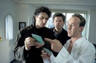 Tatort – Von links: Kriminalhauptkommissr Franz Leitmayr (Udo Wachtveitl) und Kriminalhauptkommissar Ivo Batic (Miroslav Nemec) verhören den Anwalt Dr. Zimmer (Ulrich Noethen).