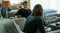 The Capture – The Capture Staffel 1 Folge 7 Gemeinsam im Fadenkreuz der Geheimdienste: Callum Turner als Shaun Emery, Holliday Grainger als DI Rachel Carey