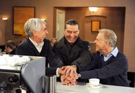 Rote Rosen – ARD ROTE ROSEN FOLGE 1410 Uhr im ERSTEN. Pete (Gunter Ziegler, M.) eröffnet Stanley (Hans Dieter Trayer, r.) und Pastor Claasen (Bernd Rumpf, l.), dass er mit ihnen in See stechen wird.