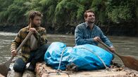 Jungle – Die Backpacker Yossi (Daniel Radcliffe, l.) und Kevin (Alex Russell, r.) wollen zu zweit auf einem selbstgebauten Floß den Dschungel durchqueren.