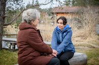 Sturm der Liebe – Lale (Yeliz Simsek, r. mit Antje Hagen, l.) befürchtet, Theo verprellt zu haben, und will initiativ werden.; ARD STURM DER LIEBE FOLGE 4294 Uhr im ERSTEN. Lale (Yeliz Simsek, r. mit Antje Hagen, l.) befürchtet, Theo verprellt zu haben, und will initiativ werden.