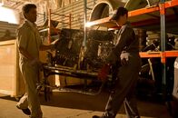 Mayday - Alarm im Cockpit – Das Feuer in der Kabine und die starke Explosion ließen fast keine erkennbaren Teile des Flugzeugs, der Fluggesellschaft Nigeria Airways, übrig. Selbst elf Kilometer von der Absturzstelle wurden noch Körper und Trümmerteile entdeckt. (Reenactment)