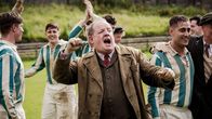 Trautmann – Fußballtrainer Jack Friar (John Henshaw) hat mit dem deutschen Keeper den richtigen Riecher bewiesen.