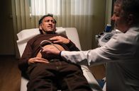 In aller Freundschaft – Giso Zagareli (Mike Zaka Sommerfeldt, li.) ist nicht krankenversichert und lässt seine Bauchschmerzen von Dr. Roland Heilmann (Thomas Rühmann, re.) in der Notambulanz untersuchen.