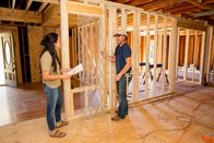 Fixer Upper - Spezial – Joanna und Chip verhelfen mal wieder einer Familie zu ihrem Glück: Mit zwei im Rollstuhl sitzenden Söhnen soll Familie Copp nun endlich von einem Apartment in ein großes und rollstuhlgerechtes Haus mit Garten umziehen.