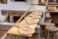Heimatleuchten – Traditionelles Brot namens Schüttelbrot in Südtirol Italien in den Bergen