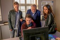Der Alte – Das Ermittlerteam, Tom Kupfer (Ludwig Blochberger, l.), Richard Voss (Jan-Gregor Kremp, 2. v. r.) und Annabell Lorenz (Stephanie Stumph,r.) versammelt sich um Lenny (Thimo Meitner, 2. v. l.). Er hat neue Erkenntnisse im Mordfall Kramer.