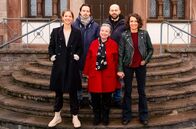 Tatort – Dreharbeiten zum SWR ‚ÄûTatort ‚Äì Lenas Tante‚Äú (AT) - Ulrike Folkerts und Lisa Bitter spielen in der Regie von Tom Lass und nach einem Drehbuch von Stefan D√§hnert Dreharbeiten zum ‚ÄûTatort ‚Äì Lenas Tante‚Äú (AT): Regisseur Tom Lass (hinten rechts) mit den Hauptdarstellerinnen Lisa Bitter, Ursula Werner und Ulrike Folkerts sowie dem Kameramann Michael Merkel.